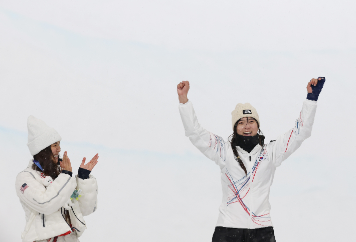 최가온(오른쪽)과 박수를 보내는 클로이 김. 연합뉴스