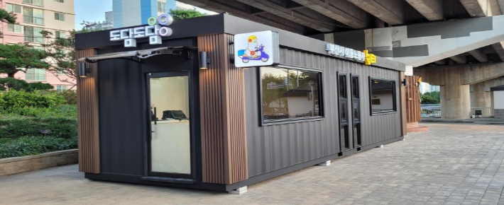 부산도시철도 동래역 인근에 조성된 이동노동자 간이쉼터. 부산시 제공