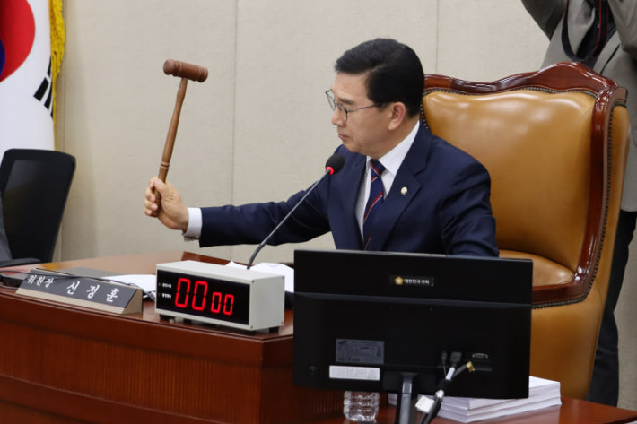 국회 행정안전위원회 신정훈(더불어민주당 전남 나주‧화순) 위원장이 12일 밤 전체회의에서 전남·광주 통합 특별시 특별법안을 의결하고 있다. 신 위원장실 제공