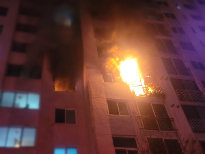 13일 부산 해운대구 우동의 한 아파트 5층에서 불이 난 모습. 부산경찰청 제공 