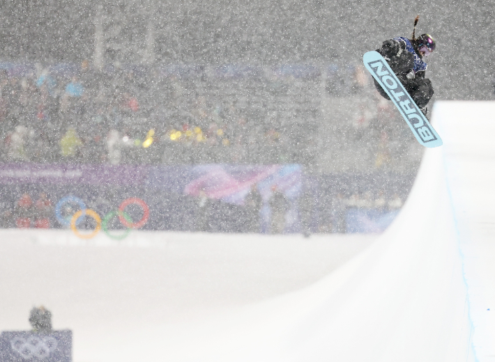 12일(현지시간) 이탈리아 리비뇨 스노파크에서 열린 2026 밀라노-코르티나담페초 동계올림픽 스노보드 여자 하프파이프 결승에서 최가온이 3차시기를 시도하고 있다. 연합뉴스
