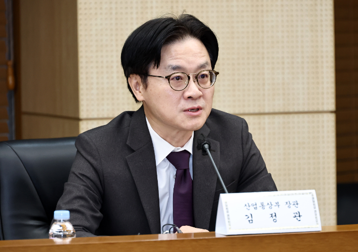 김정관 산업통상부 장관이 13일 서울 종로구 한국무역보험공사에서 열린 한미 전략적 투자 MOU 이행위원회에서 발언하고 있다. 연합뉴스