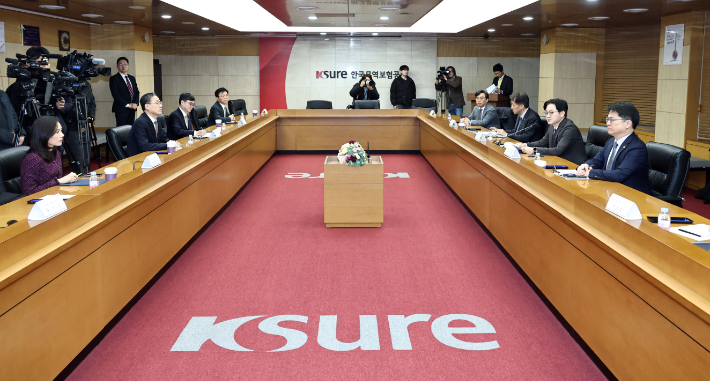 김정관 산업통상부 장관(오른쪽에서 두번째)이 13일 서울 종로구 한국무역보험공사에서 열린 한미 전략적 투자 MOU 이행위원회에서 발언하고 있다. 연합뉴스