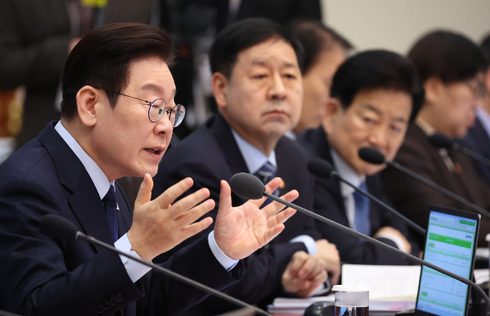 이재명 대통령이 청와대에서 열린 국무회의에서 발언하고 있다. 연합뉴스