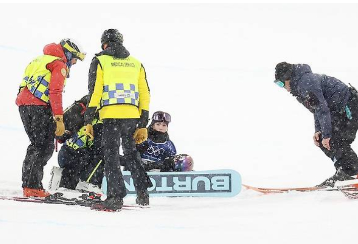1차 시기에서 최가온이 넘어진 가운데 의료진이 투입된 모습. 연합뉴스 