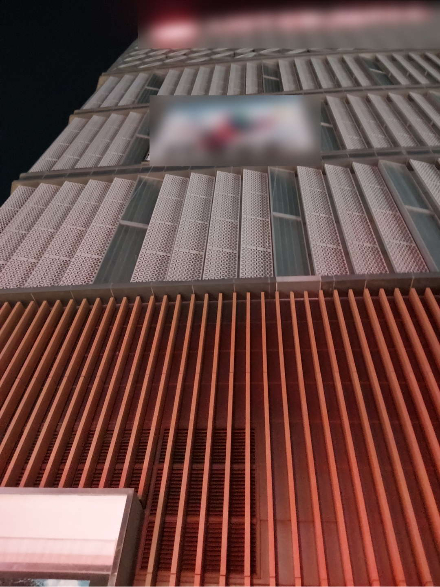 12일 작업자 추락 사고가 발생한 부산 중구 한 백화점 건물. 부산경찰청 제공