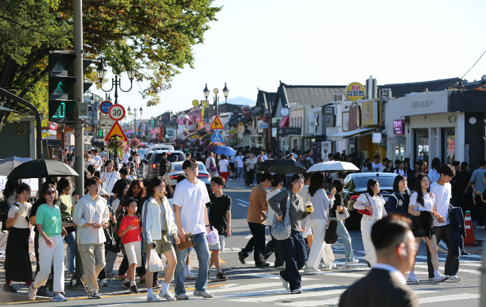 경주 황리단길을 가득 메운 관광객들이 횡단보도를 건너고 있다. 경주시 제공 