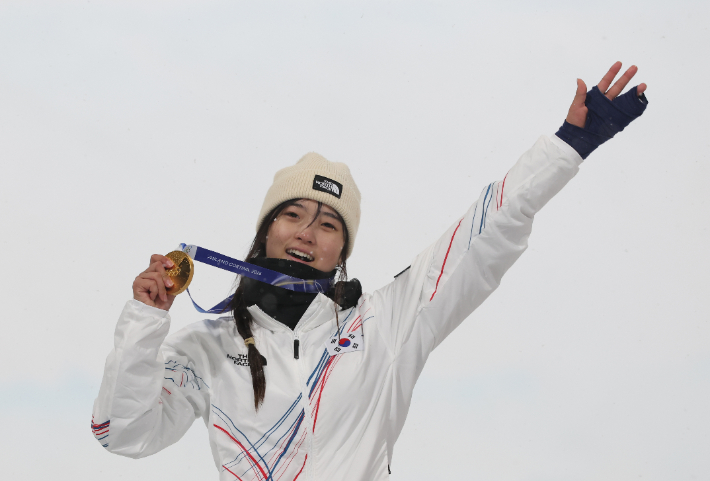영광의 금메달을 든 최가온. 연합뉴스