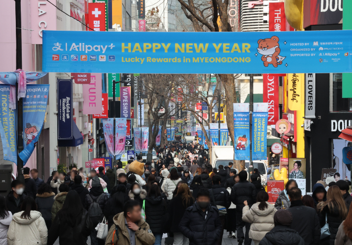 중국 최대 명절 춘제를 앞두고 12일 서울 중구 명동 거리에 중국인 관광객들을 상대로 한 간편결제 수단 등을 홍보하는 현수막이 게시돼 있다. 연합뉴스