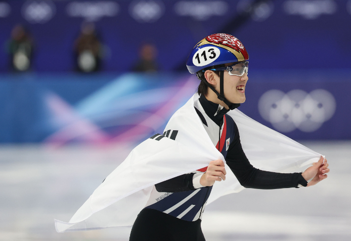  12일(현지시간) 이탈리아 밀라노 아이스스케이팅 아레나에서 열린 2026 밀라노ㆍ코르티나담페초 동계올림픽 쇼트트랙 남자 1,000m 결승에서 동메달을 획득한 한국 임종언이 태극기를 몸에 두르고 기뻐하고 있다. 연합뉴스