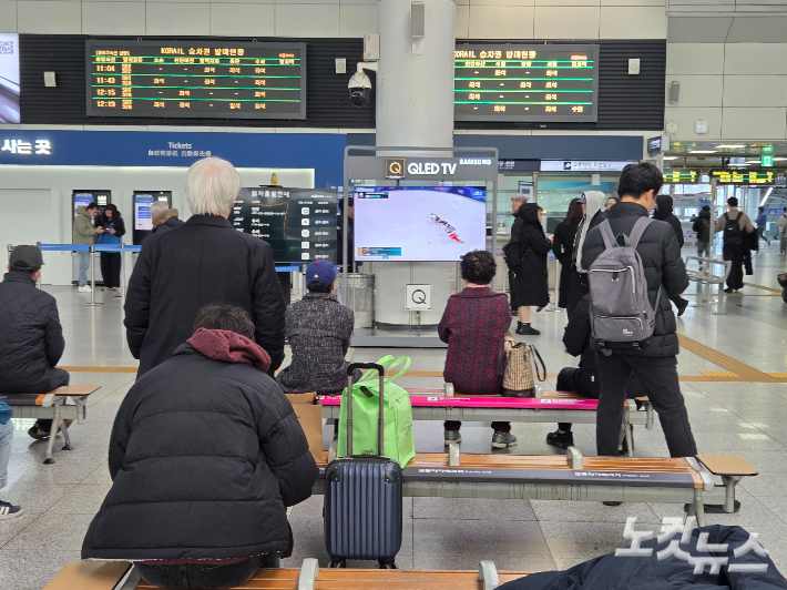 대전역에서 시민들이 동계 올림픽 중계를 보고 있다. 박우경 기자