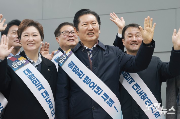 더불어민주당 정청래 대표와 한병도 원내대표를 비롯한 지도부가 13일 서울 용산역에서 귀성 인사를 하고 있다