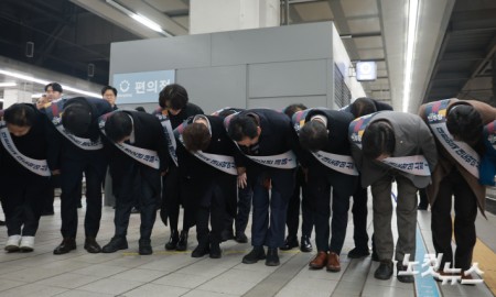 더불어민주당 정청래 대표와 한병도 원내대표 등 최고위원들이 13일 서울 용산구 용산역에서 설 명절 귀성 인사를 하고 있다.