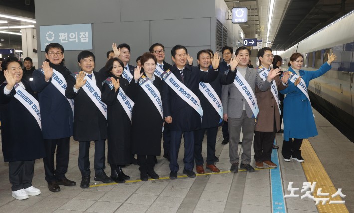 더불어민주당 정청래 대표와 한병도 원내대표 등 최고위원들이 13일 서울 용산구 용산역에서 설 명절 귀성 인사를 하고 있다.