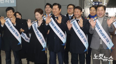 더불어민주당 정청래 대표와 한병도 원내대표 등 최고위원들이 13일 서울 용산구 용산역에서 설 명절 귀성 인사를 하고 있다.