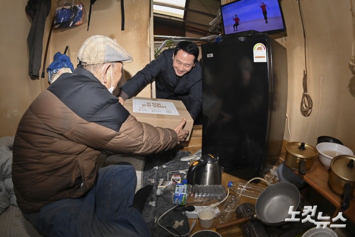 장동혁, 설연휴 앞두고 쪽방촌 방문
