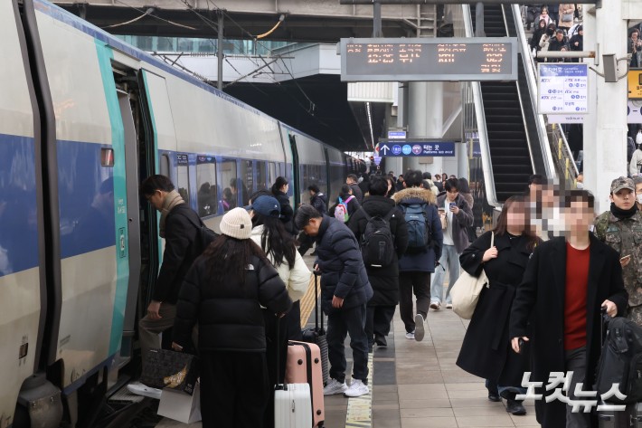 설 연휴를 하루 앞둔 13일 오전 서울역에서 귀성객들이 고향으로 향하는 열차에 탑승하고 있다.