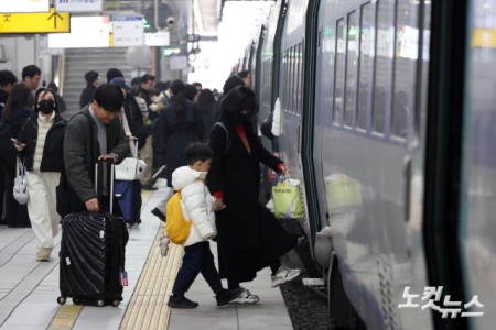 설 연휴를 하루 앞둔 13일 오전 서울 용산구 용산역에서 귀성객들이 열차에 탑승하고 있다.