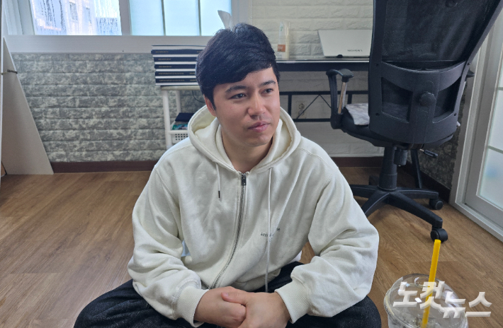 13일 오전 제주대 인근 원룸방에서 취재진과 인터뷰하는 샤흐조드 톨리보예프. 이창준 기자