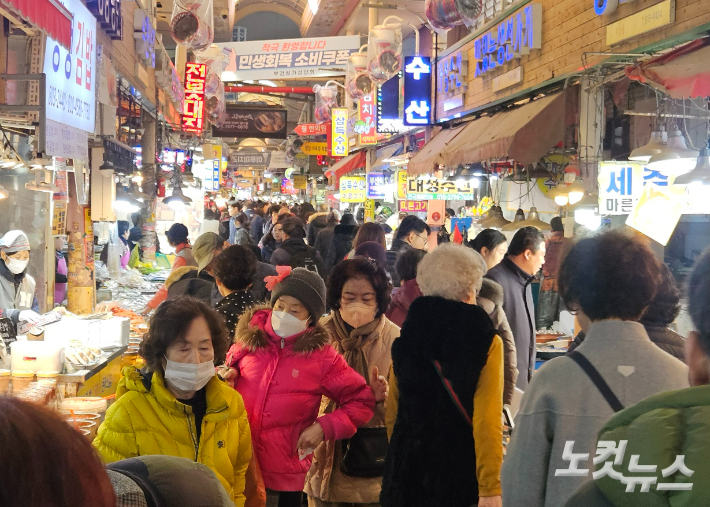 설 연휴를 하루 앞둔 13일 부전시장이 막바지 명절 준비에 나선 시민들로 북적이고 있다. 김혜민 기자 