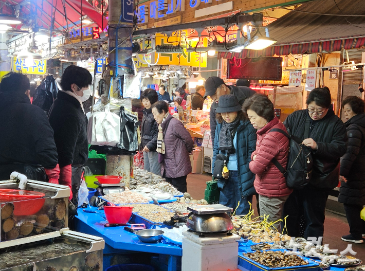 13일 부산 부전시장에서 시민들이 해산물을 고르고 있다. 김혜민 기자 