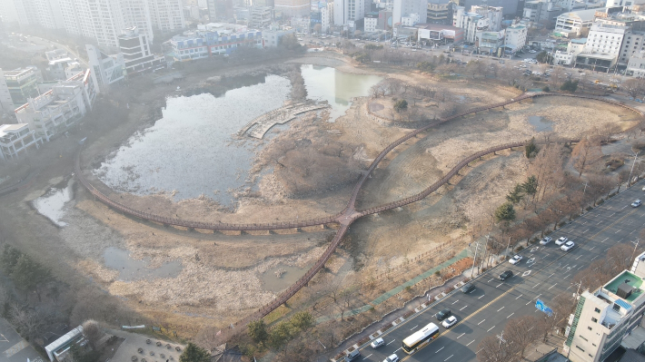 광주광역시는 도시철도 공사로 일부 통제됐던 운천저수지 수변공원 복구 공사를 마치고 13일부터 시민 이용을 재개한다고 밝혔다. 광주시 제공