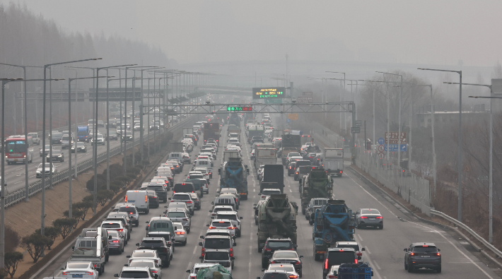 13일 서울 마포구 강변북로 구리방향 전광판에 배출가스 5등급 운행제한 단속 안내가 표시되고 있다. 연합뉴스