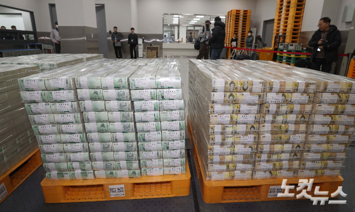 설날을 앞둔 11일 서울 중구 한국은행 본점에서 현금 운송 관계자들이 시중은행에 공급될 설 자금 방출 작업을 하고 있다. 사진공동취재단
