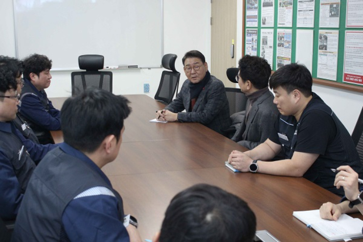 인천지역 철강업계 노동자들과 김교흥 국회의원 등이 간담회에서 관련 대책을 논의하고 있다. 김 의원실 제공