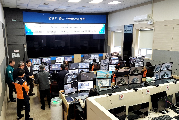 박완수 경남지사가 창원시 통합관제센터를 방문해 직원들을 격려하고 있다. 창원시 제공 