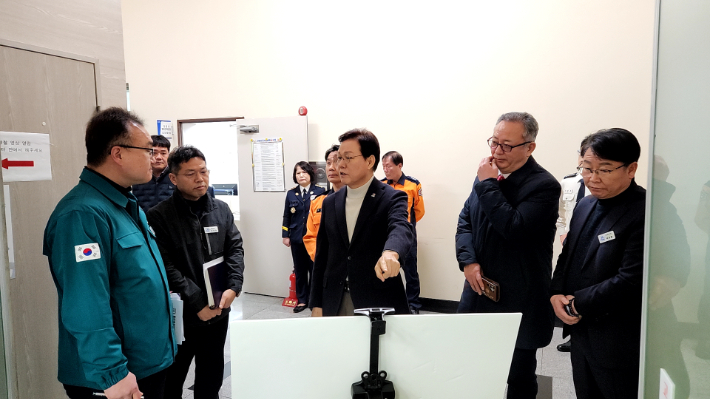 박완수 경남지사가 창원시 통합관제센터를 방문해 직원들을 격려하고 있다. 창원시 제공 
