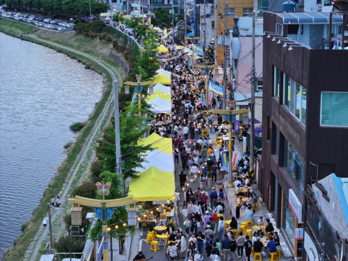 지난해 5월 밀양강변 일원에서 열린 신나는대로(차없는 거리) 행사에서 시민과 방문객들이 플리마켓과 먹거리 부스를 즐기고 있다. 밀양시 제공 