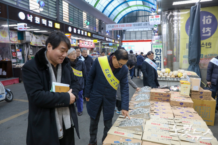 전주시 교계 관계자들이 전주신중앙시장에서 물품을 고르며 전통시장 이용 촉진 캠페인을 펼치고 있다. 최화랑 기자