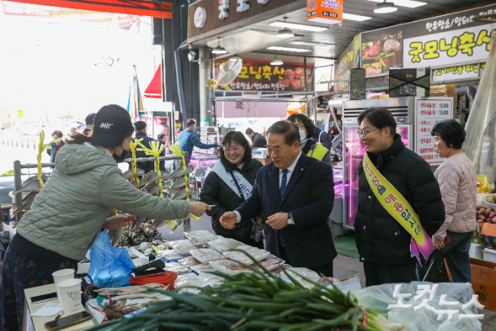전주시 교계 관계자들이 온누리상품권으로 장을 보며 전통시장 상인들을 응원하고 있다. 최화랑 기자