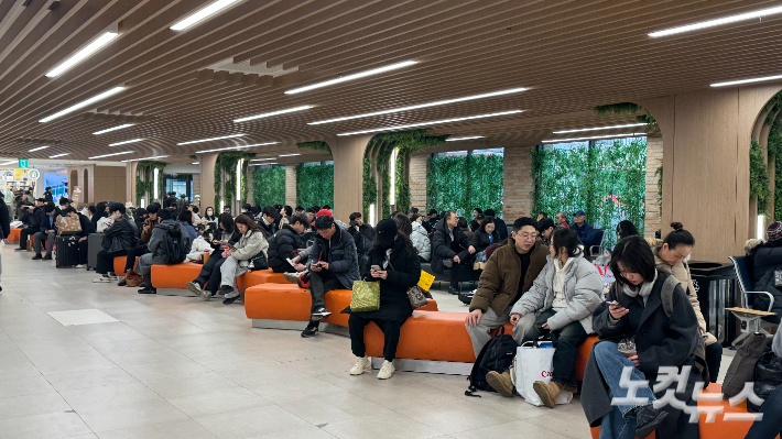 13일 오후 2시 서울 서초구 고속버스터미널 경부선 방향 승차홈 앞. 김수진 기자