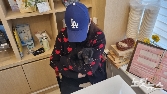 본격적인 연휴가 시작되기 하루 전인 13일 오전, 조은아씨가 반려견 크롱이(10)를 '반려견 돌봄 쉼터'에 맡기기 전 안아주고 있다. 김지은 기자