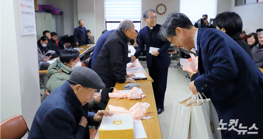 준비한 선물을 장기수 어르신들께 전하고 있다. 한세민 기자