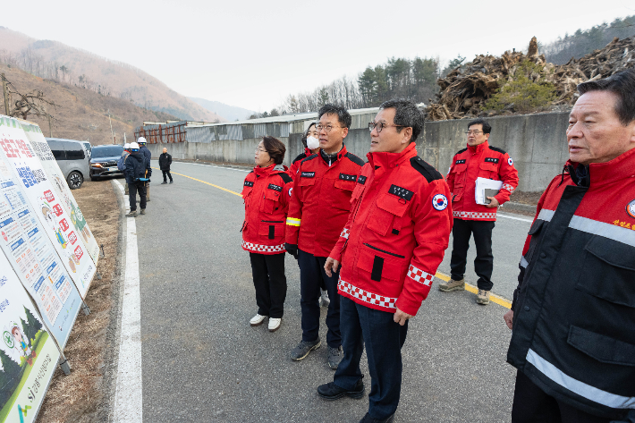 설 명절 대비 산불예방 현장 점검에 나선 김홍규 강릉시장. 강릉시 제공