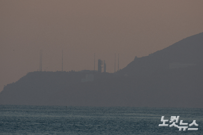 지난해 11월 26일 오후 4차 발사를 앞둔 누리호가 발사대에 거치된 모습.  전남 여수시 화정면 낭도에서 관측되고 있다. 최원철 기자