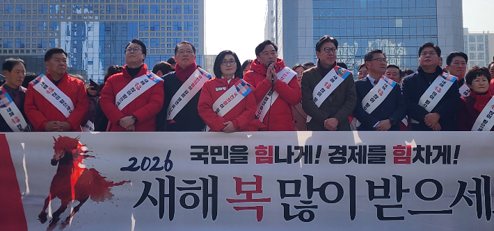 국민의힘 부산시당이 13일 설 귀경 인사를 하고 있다. 마이크 잡고 있는 정동만 시당위원장.국민의힘 제공