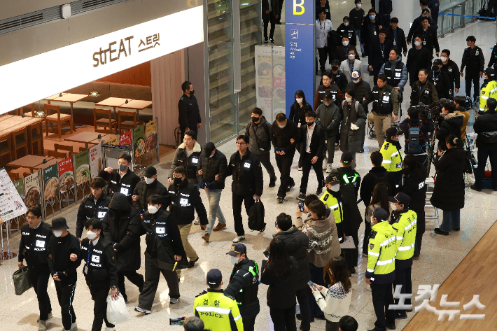 '캄보디아 송환' 보이스피싱 조직원 16명 구속 기소