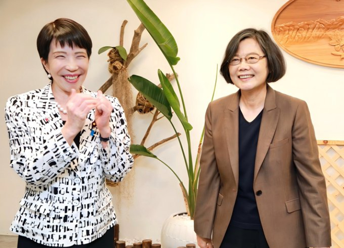 차이잉원(蔡英文) 전 대만 총통은 SNS에 다카이치 총리의 압승에 축하를 표시했다. 차이잉원 전 총통은 중국의 홍콩 민주화 시위 탄압으로 역풍이 불었던 2020년 총통 선거에서 기존 판세를 뒤집고 연임이 성공했다. 차이잉원 전 총통 SNS '엑스'(X) 계정 캡처