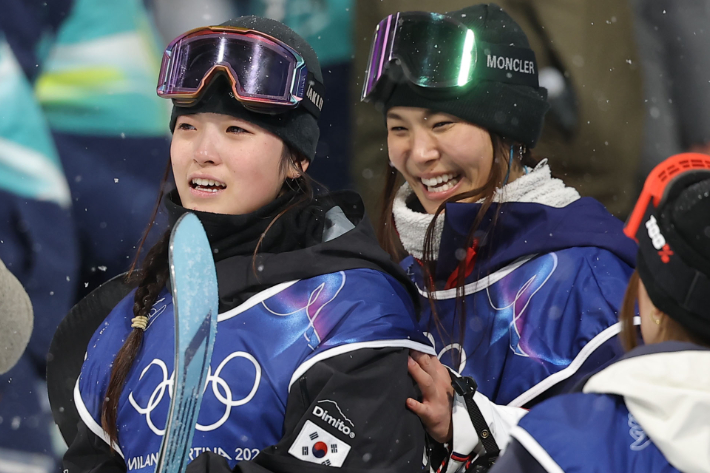 클로이 김에게 축하받는 최가온. 연합뉴스