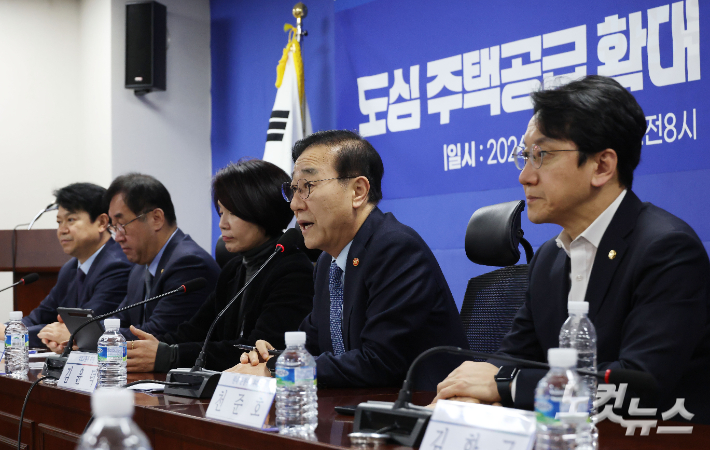 김윤덕 국토교통부 장관이 지난달 29일 국회 의원회관에서 열린 '도심 주택공급 확대 및 신속화 방안 당정협의'에 참석해 발언하고 있다. 황진환 기자