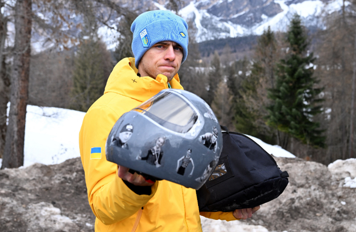 추모 헬멧 든 우크라이나 스켈레톤 선수 블라디슬라프 헤라스케비치. 연합뉴스