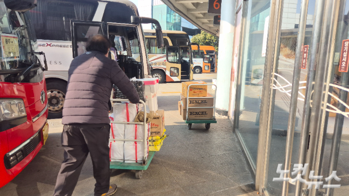 13일 광천종합버스터미널에서 다른 지역으로 배송될 특산품들이 옮겨지고 있다. 한아름 기자