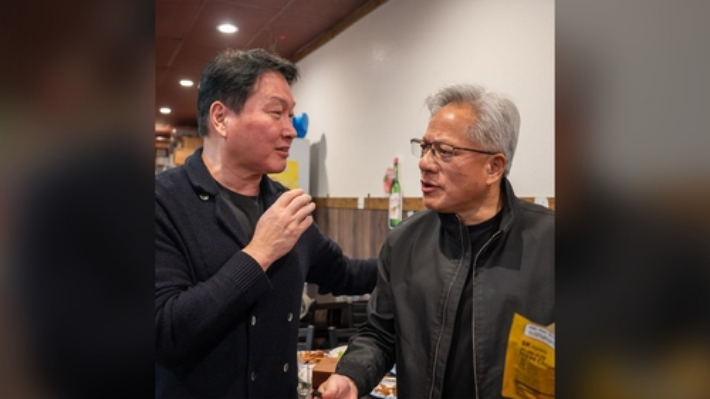 최태원 SK그룹 회장과 젠슨 황 엔비디아 CEO. 연합뉴스