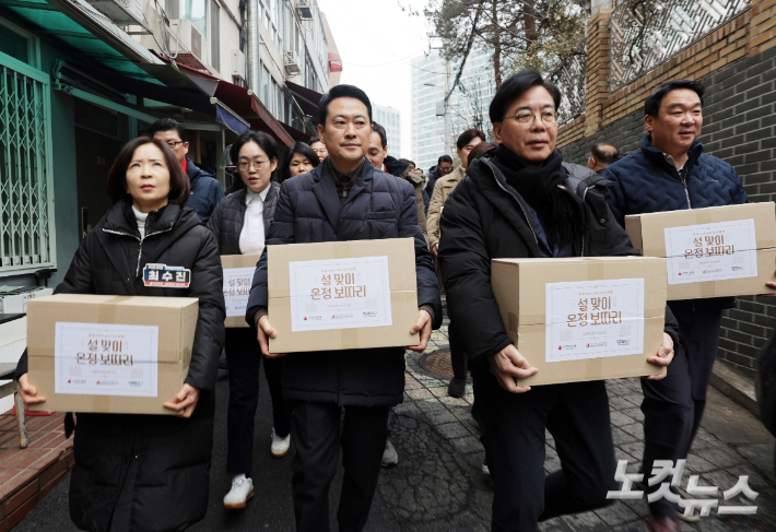 국민의힘 장동혁 대표, 송언석 원내대표가 설 연휴를 앞둔 13일 서울 중구 중림동 쪽방촌 주민들에게 설 선물을 전달하기 위해 이동하고 있다. 황진환 기자