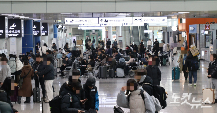 청주국제공항에 여행객들로 가득 찼다. 임성민 기자