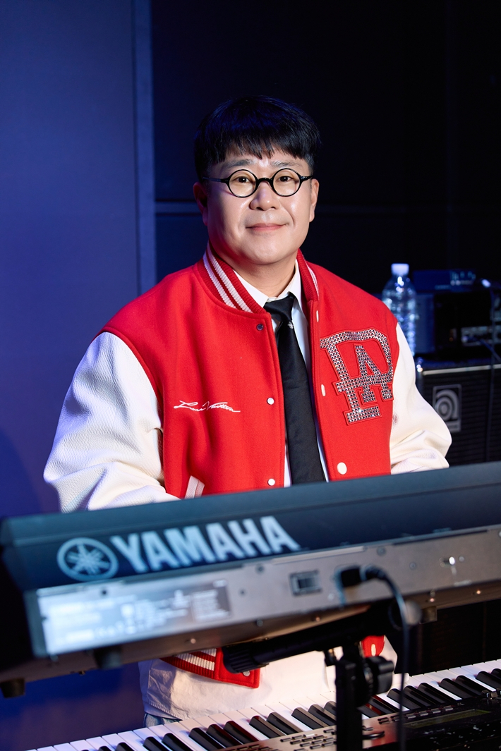 아묻따밴드 키보드 조영수. 넥스타엔터테인먼트 제공